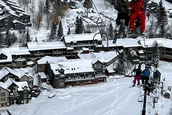 Cimarron Lodge located at the base of
Chairlift 7 in the town of Telluride.