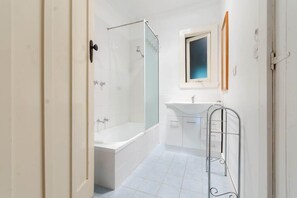 Dusche, Handtücher, Shampoo