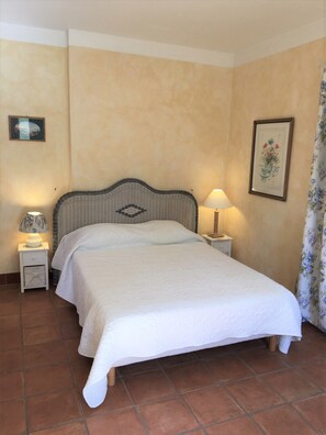 2 makuuhuonetta, silitysrauta/-lauta, ilmainen Wi-Fi