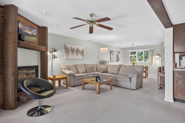 Smart TV, fireplace, DVD player - Knolls 1122 - Two Bedroom Apartment, Sleeps 6 (Osage Beach,)