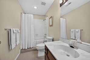 Combined shower/bathtub, towels - Knolls 1122 - Two Bedroom Apartment, Sleeps 6 (Osage Beach,)