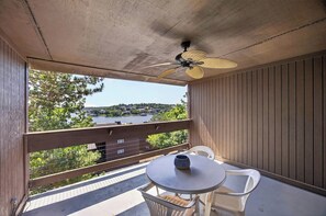 Outdoor dining - Knolls 1122 - Two Bedroom Apartment, Sleeps 6 (Osage Beach,)