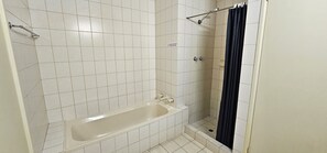 Bathtub, towels - Mbale - Kalbarri, WA (Kalbarri)