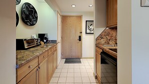 Interior - 🌲Timberline 117 Studio Deluxe ~ Hot Tub~Pool~WiFi~Ski-in/out~Local Shuttle🌲 (Snowmass Village)