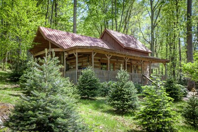 Log Cabin with Private Outdoor Hot Tub