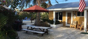 Fully furnished  studio, 50 yards from ocean, shared pool, fishing-jetty