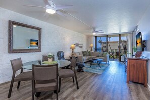 Living area - Beachfront Resort Gorgeous 2Bd2Ba Oceanview (Wailuku)