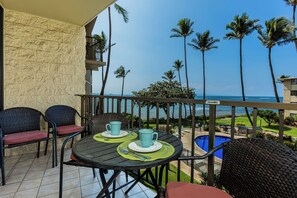Outdoor dining - Beachfront Resort Gorgeous 2Bd2Ba Oceanview (Wailuku)
