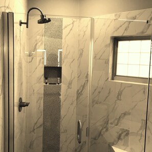 Combined shower/tub, jetted tub, hair dryer, towels