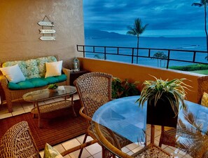 Outdoor dining - Island Sands 401 Oceanfront Condo with Ocean View. Enjoy the saltwater oceanfront swimming pool. (Wailuku)