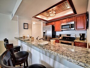 Kylskåp, mikrovågsugn, ugn och spishäll