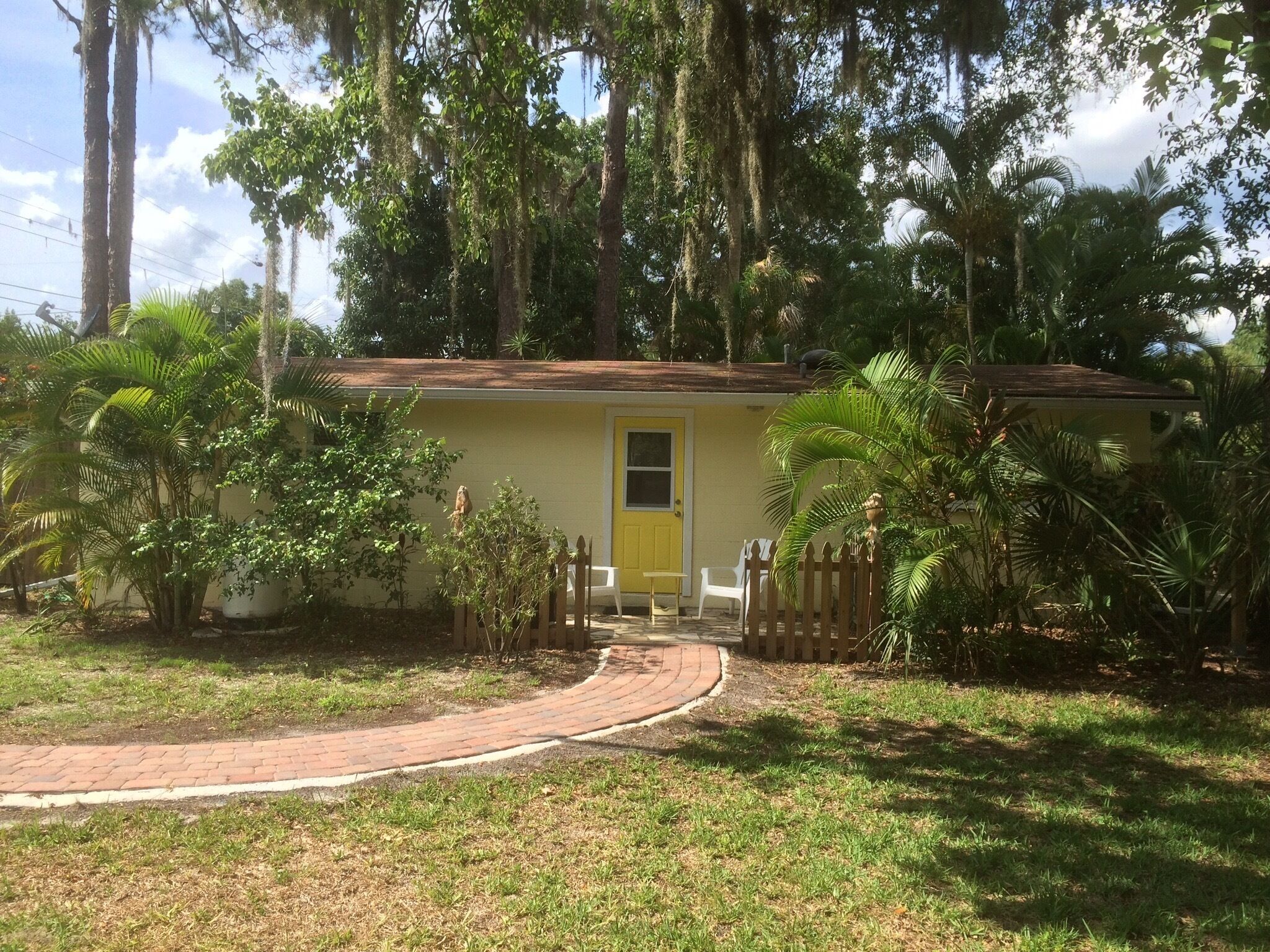 Lemon Cottage in Tranquil Olde Englewood!