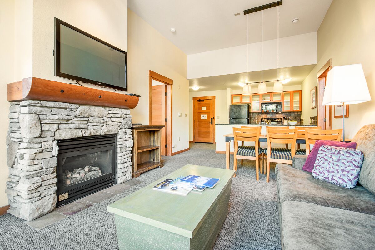 Winter Availability! Cheerful Condo, White Mountain Lodge #2105,with wifi. steps to the gondola