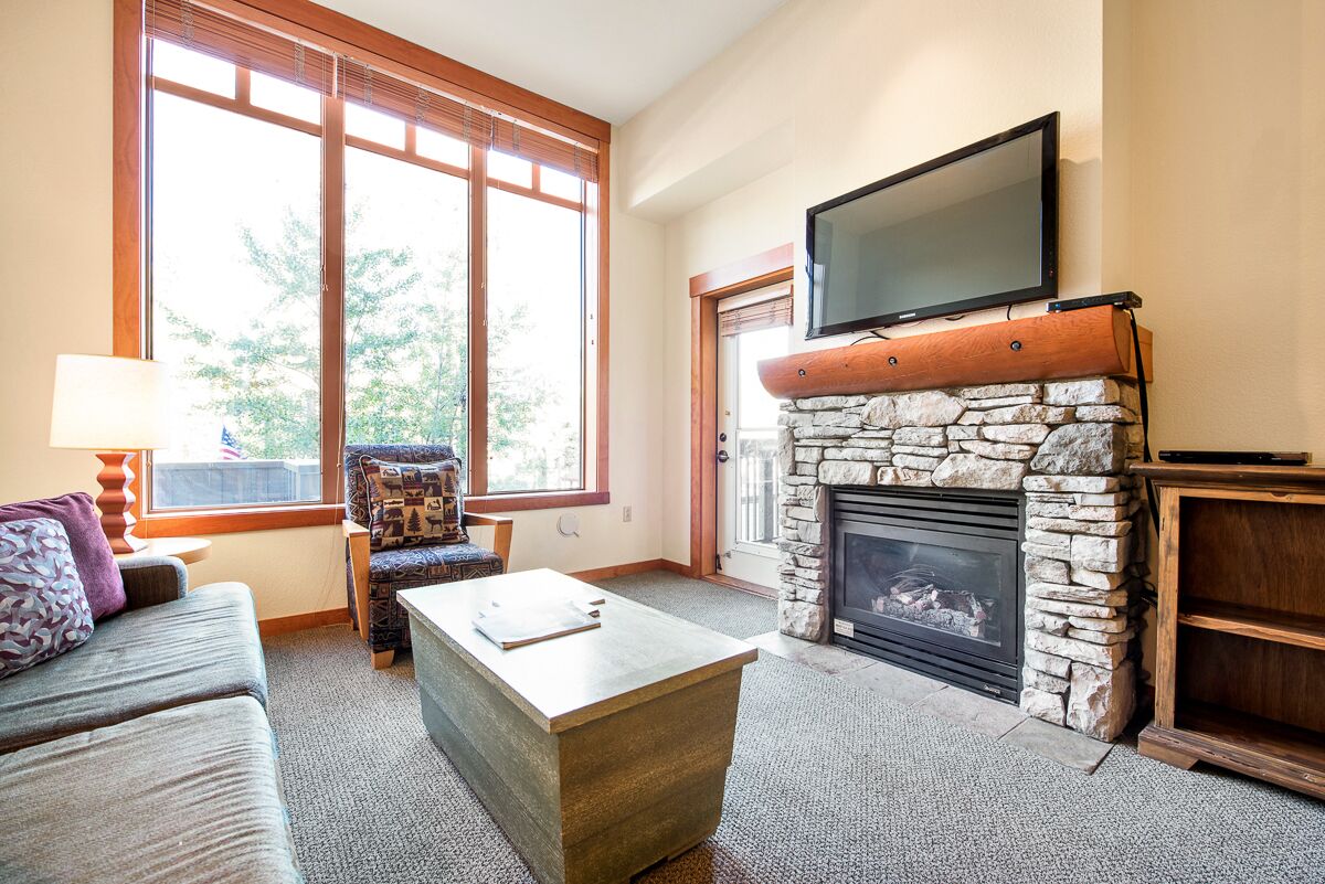 Winter Availability! Cheerful Condo, White Mountain Lodge #2105,with wifi. steps to the gondola