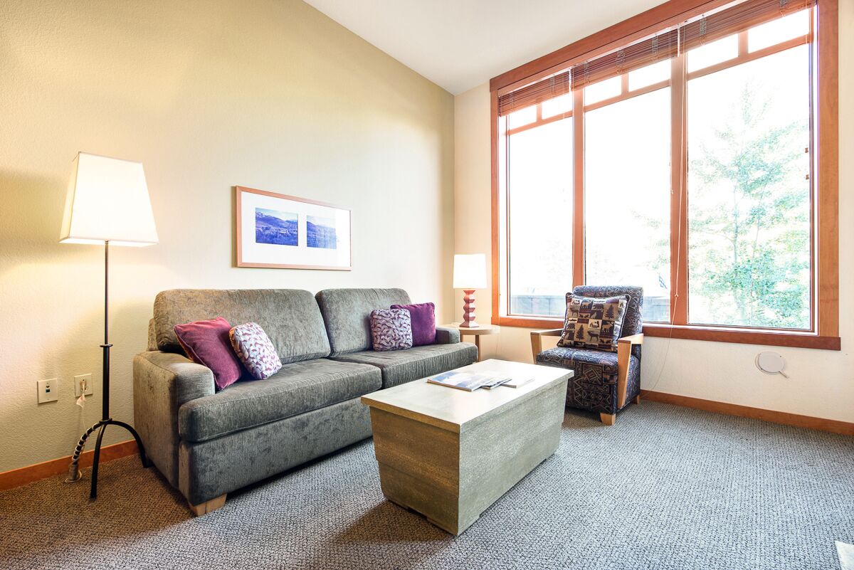 Winter Availability! Cheerful Condo, White Mountain Lodge #2105,with wifi. steps to the gondola