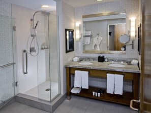 Badewanne, Haartrockner, Handtücher, Seife