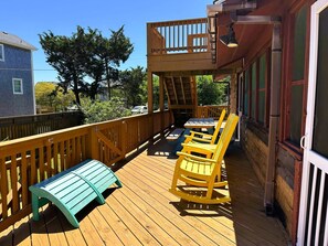 Outdoor dining - Flip Flops:  Dog friendly, deck, screened porches, rooftop deck. (Ocracoke)