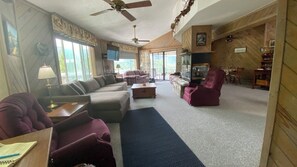 Smart TV, chimenea, reproductor de DVD y tenis de mesa 