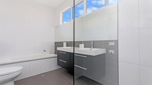 Shower, free toiletries - The Craic - Modern & Central Townhouse (Port Fairy)