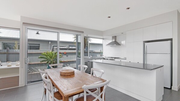 Dining - The Craic - Modern & Central Townhouse (Port Fairy)
