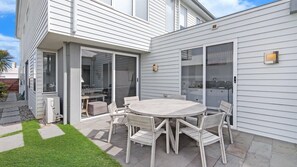 Outdoor dining - The Craic - Modern & Central Townhouse (Port Fairy)