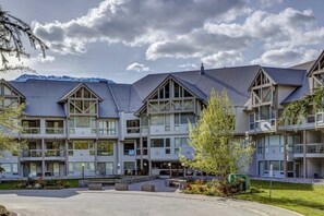 Ein mehrstöckiges Hotel mit modernem architektonischen Design, das große Fenster und einen zentralen Innenhof bietet.