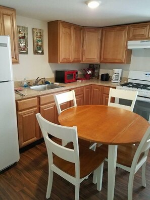 冰箱、微波炉、烤箱、炉灶