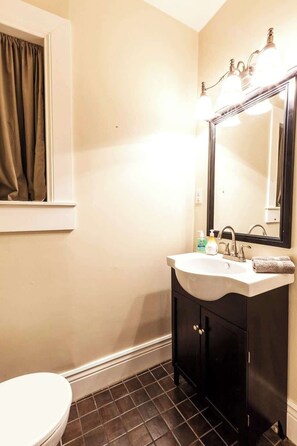 シャワー、ヘアドライヤー、タオル、シャンプー