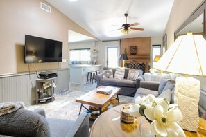 Smart-tv, eldstad, Netflix och böcker