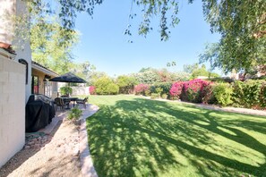 Outdoor dining - Find Your Happy Place at Scottsdale Desert Oasis (Scottsdale)