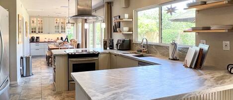 Jääkaappi, mikroaaltouuni, uuni, liesi