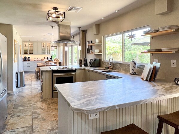 Geladeira, micro-ondas, fogão, cooktop