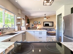 Geladeira, micro-ondas, fogão, cooktop