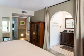 3 quartos, escrivaninha, ferros/tábuas de passar roupa