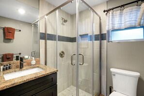 Dusche, Haartrockner, Handtücher