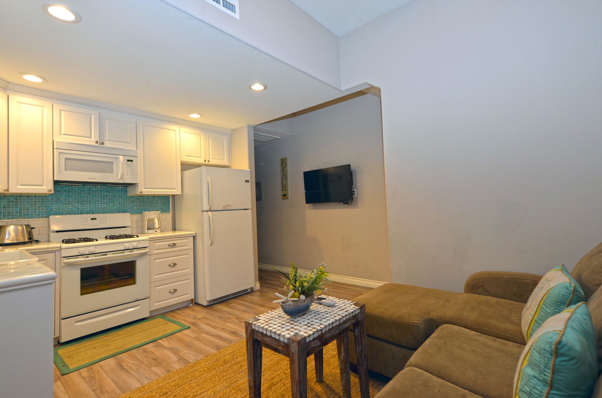 359SC: Cozy Triplex Unit C,Lower level, 2.5 Blocks to Beach + WIFI - 359 Sumner