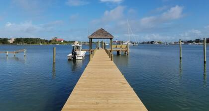 Pirate's Quay 3 South: Incredible harbor views and sunsets. Docking.