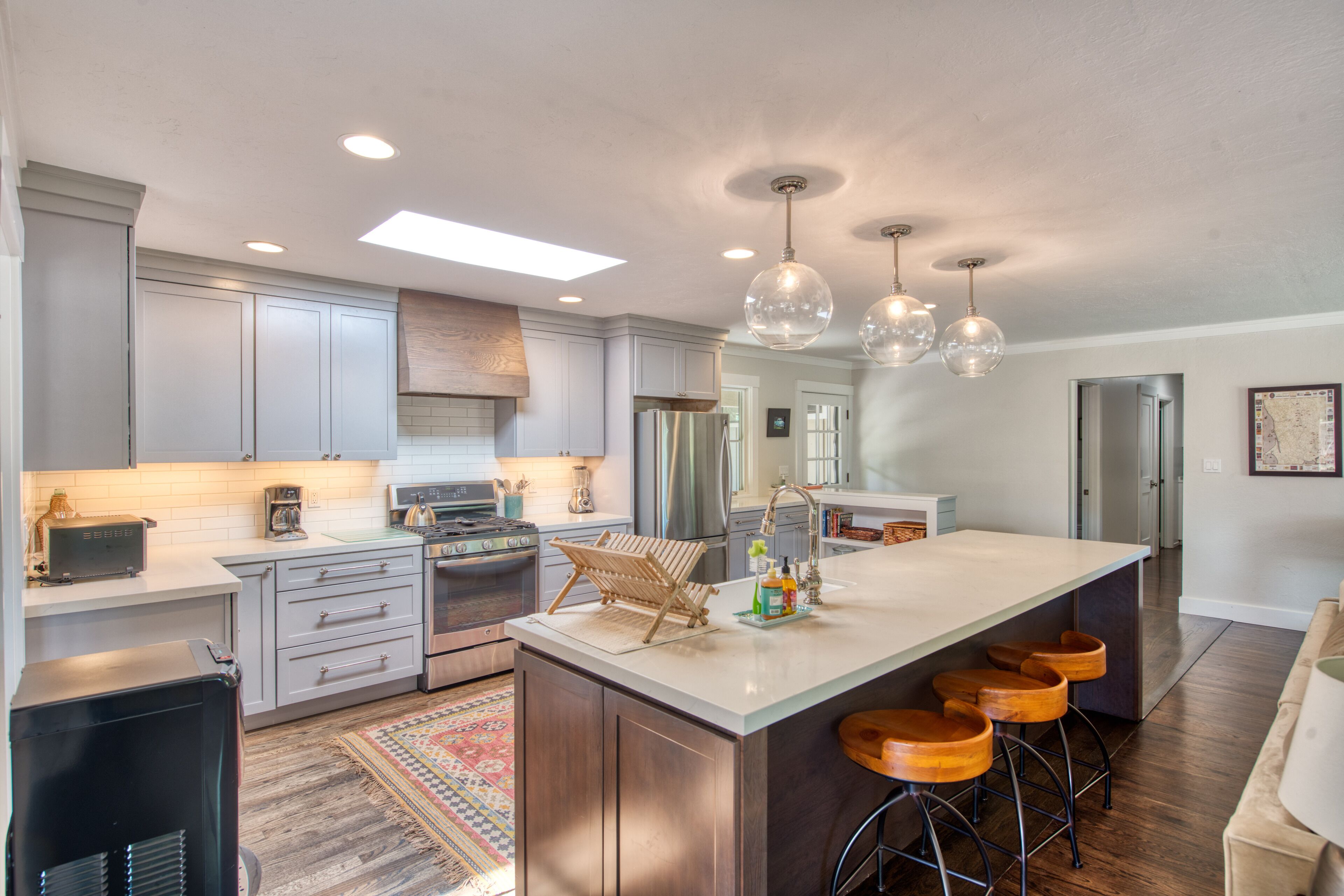  Beautiful Wine Country Retreat w/ New Pool & Kitchen, Game Room Barn & Views!