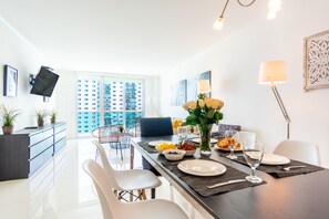 Dining - Spacious condo w/ open layout across from the beach | WIFI + Parking (Sunny Isles Beach.)