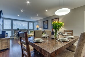 Dining - Acer Vacations | Large Clean Ski-in Ski-out 2 Bed/Bath | W/D | Free WIFI | Pool | Greystone Lodge (Whistler)
