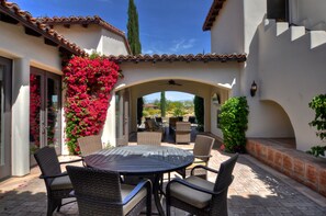 Outdoor dining - Spectacular lakefront Estate on Norman Course! 5 bedrooms #110511 (La Quinta)