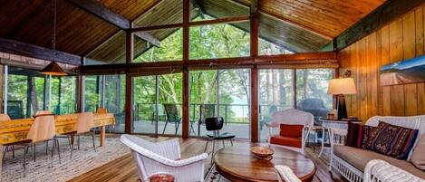 Télévision, cheminée, livres