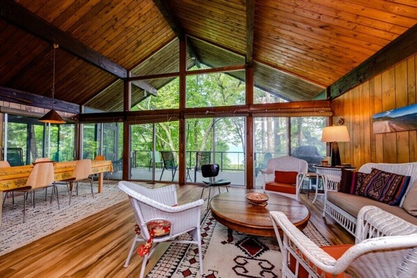 Télévision, cheminée, livres