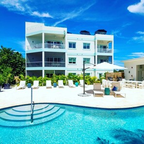 Alberca al aire libre y camastros 