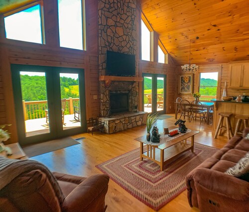 Over the River -4BR/3BA Fire Pit, Gas F/P, Large Decks, Overlooking New River