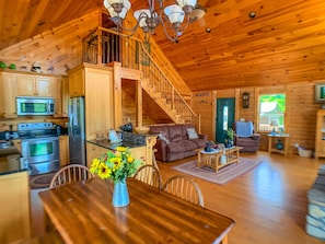 Smart TV, fireplace, DVD player - Warm Evenings in a Mtn Vacation Home with a Crackling FirePit @Over the River (West Jefferson)