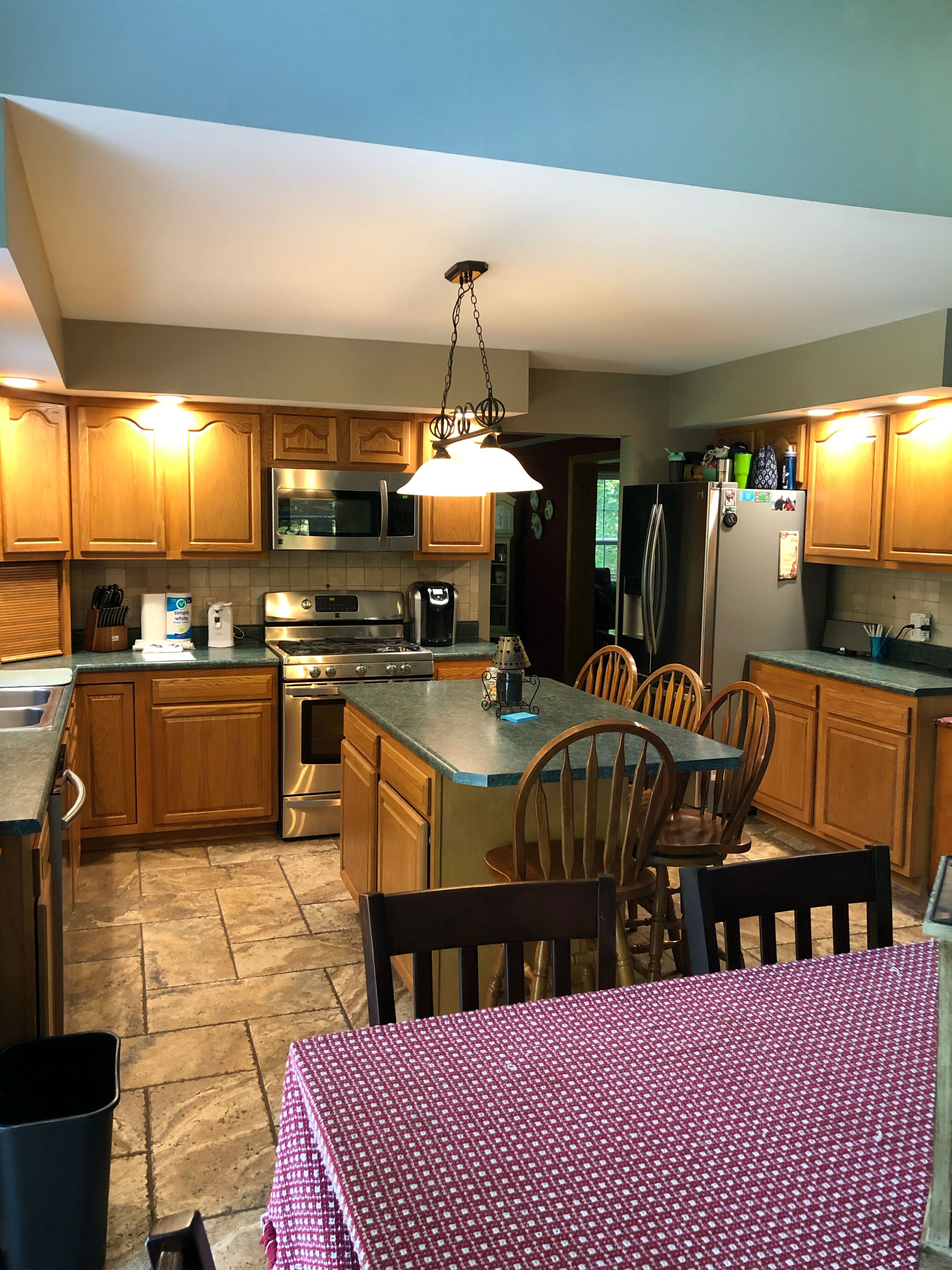 Kjøleskap, mikrobølgeovn, ovn og kokeplater