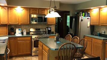 Kjøleskap, mikrobølgeovn, ovn og kokeplater