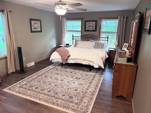 4 bedrooms, iron/ironing board, free WiFi, bed sheets