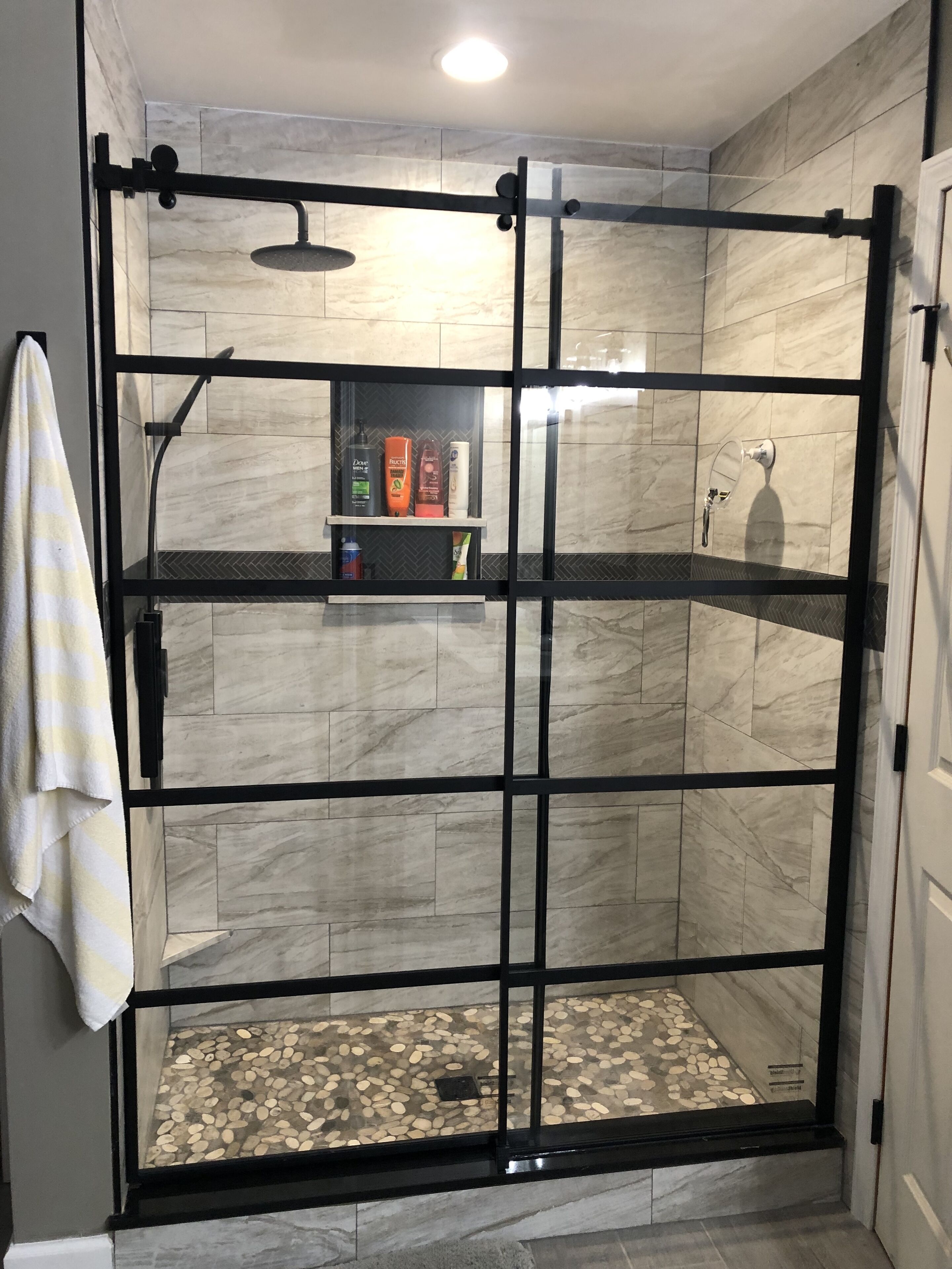 Ensemble douche/baignoire, baignoire à jets, sèche-cheveux